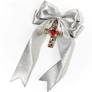 Barrette à cheveux en satin gris avec croix en strass colorés et pendentif cœur rouge