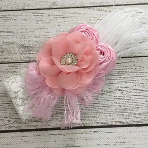Bandeau bébé avec fleur en mousseline rose, perles, strass et dentelle sur bois