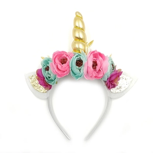 Cerchietto unicorno con corno dorato, fiori di seta e orecchie glitterate per feste