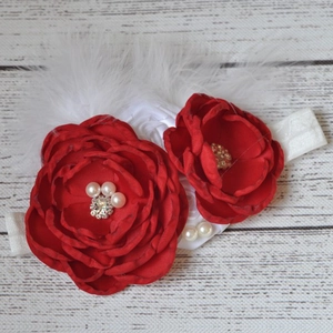 Bandeau bébé avec fleurs en satin rouge, plumes blanches, perles et strass sur dentelle