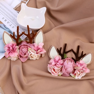 Détails des pinces à cheveux bois de renne et fleurs roses sur tissu chaleureux