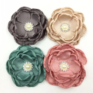 Detail von Satin-Stoffblumen mit weißen Kunstperlen und Strasssteinen in vier Farben
