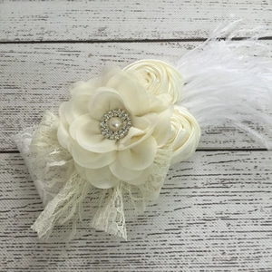 Bandeau à fleurs en mousseline crème avec perles, strass et plumes délicates
