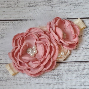Bandeau bébé fleurs en satin rose avec perles, strass et détails de plumes blanches