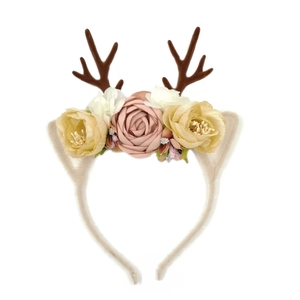 Dettaglio del cerchietto con corna di renna natalizia con rose di seta e fiori di pizzo