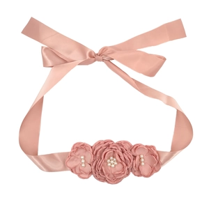 Ceinture florale rose pour bébé avec fleurs artisanales, perles et ruban satin