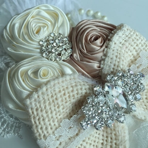 Vue détaillée du bandeau en dentelle fait main avec roses en satin et strass brillants