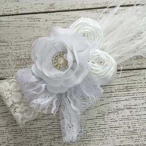 Bandeau chic en dentelle blanche avec fleurs en mousseline, perles et plumes pour fête