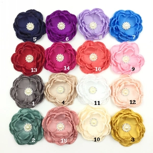 Handgefertigte Satinblumen in 16 Farben mit Perlen und Strass für Kinderhaarschmuck