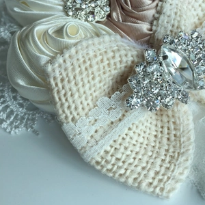 Bandeau bébé élégant avec roses en satin, nœuds en lin, dentelle et strass étincelants