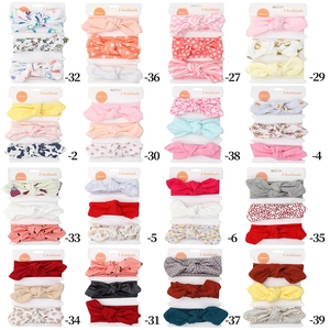 Détail de lots de 3 bandeaux pour bébé avec nœuds et divers motifs à fleurs colorés