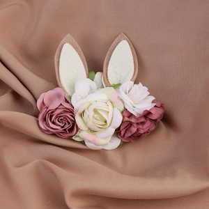 Bandeau de Noël pour bébé avec bois de renne en feutre marron et décorations de roses douces