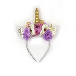 Cerchietto unicorno con corno dorato, orecchie glitterate e fiori viola