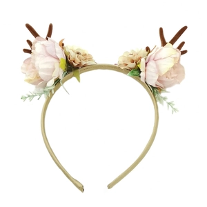 Cerchietto con corna di cervo, fiori di seta rosa e corna di renna su sfondo bianco