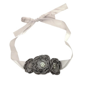 Détail de fleurs en tissu gris avec perles sur une ceinture en satin pour mariage