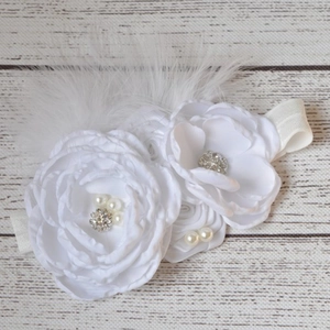 Détail macro du bandeau à fleurs blanches avec plumes, perles et strass brillants