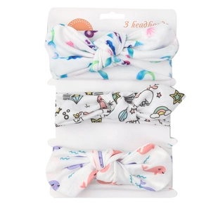 Détail de trois bandeaux pour bébé avec motifs sirène et dessin animé sur support