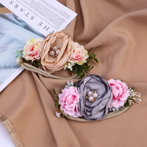 Bandeaux bébé en nylon avec fleurs en satin et perles en tons beige et rose poudré