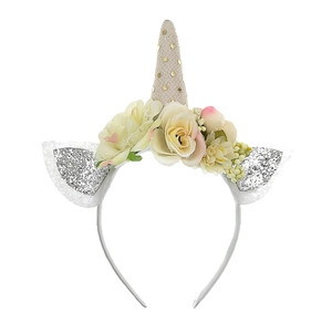 Dettaglio cerchietto unicorno con corno dorato, orecchie glitterate e rose pastello