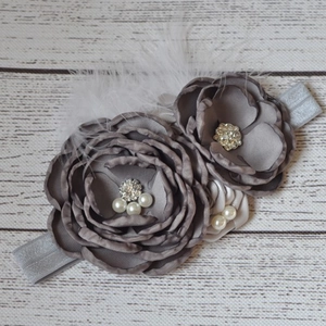 Détails de fleurs en satin gris avec perles, strass et plumes blanches sur bandeau