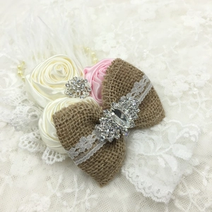 Détail du bandeau en toile de jute avec dentelle, rose en satin, perles et cristal