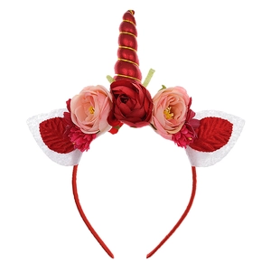 Dettaglio del cerchietto unicorno con corno rosso e rose finte dai colori vivaci