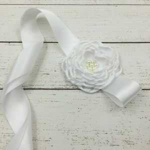 Elegant white satin flower belt for children and maternity photos with pearl accents