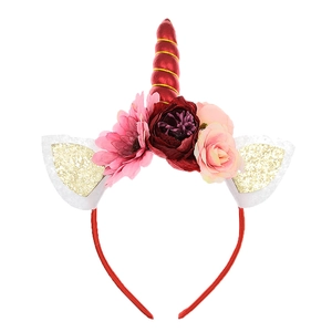 Dettaglio cerchietto unicorno con fiori rossi e orecchie dorate con glitter
