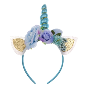 Dettaglio del cerchietto da unicorno blu con corno, paillettes e fiori di seta