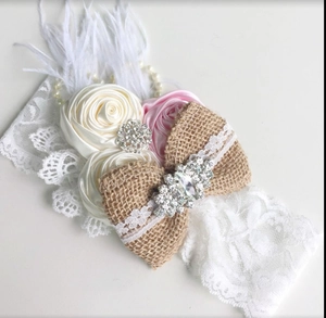 Bandeau en dentelle blanche avec roses en satin, nœud en lin et plumes pour les bébés
