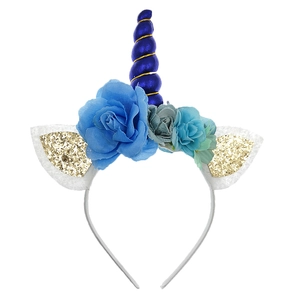 Dettaglio cerchietto unicorno con corno blu navy, filo dorato e rose blu eleganti
