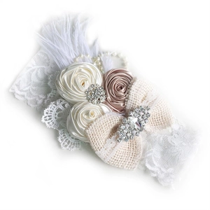 Bandeau bébé en dentelle élégante avec roses en satin, nœud en lin, plumes et strass