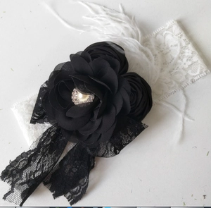 Bandeau vintage élégant avec fleurs noires, perles, dentelle et accents de plumes