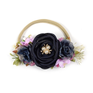 Bandeau bébé avec rose en tissu bleu, perles d'imitation et cristaux élégants
