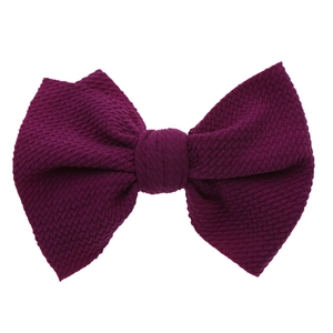 Dettaglio fascia in nylon viola prugna con tessuto a nido d'ape e design a fiocco annodato