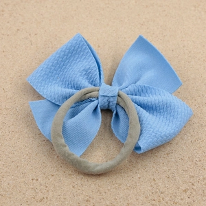 Minimalistisches hellblaues Schleifen Stirnband für Mädchen mit Textur und grauem Gummiband