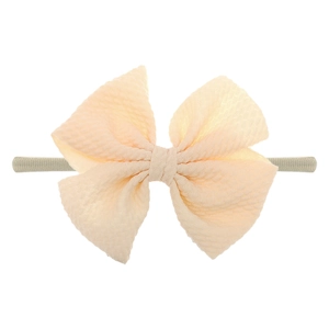 Detail von Baby-Haarband mit Schleife, hellbeige Waffeltextur und grauem Gummiband