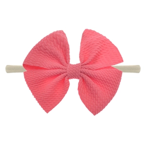 Detailaufnahme der pinkfarbenen Schleife auf elastischem Haarband für Babys und Kinder