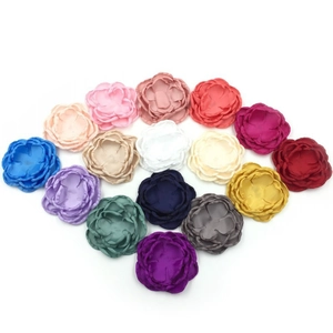 Vue à plat de fleurs en satin multicolores pour bandeaux de bébé et bricolage