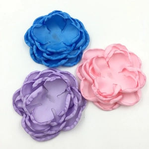 Vue détaillée de fleurs en satin fait main avec perles pour accessoires de cheveux