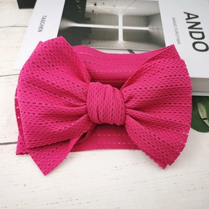 Nahaufnahme des rosenroten Haarbands aus atmungsaktivem Mesh mit großer Schleife Detail