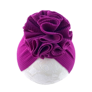 Bandeau turban bébé en tricot côtelé magenta orné d'une grande fleur en tissu multicouche