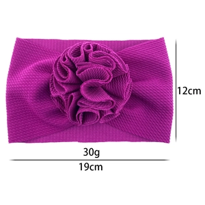 Bandeau élastique gaufré violet foncé pour bébé avec une grande fleur à volants superposés