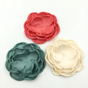 Trois bandeaux fleurs en satin faits main pour bébés avec détails en perles élégants