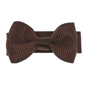 Gros plan d'une barrette à nœud en ruban gros-grain marron pour filles sur fond blanc