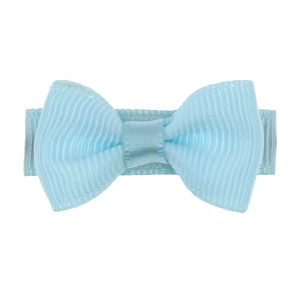 Détail d'une pince à cheveux en ruban gros-grain bleu clair avec un design sécurisé