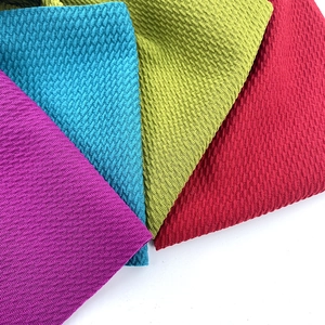 Vue macro détaillée d'échantillons de tissu texturé gaufré aux couleurs vives