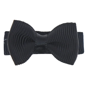Détail d'une barrette à cheveux en ruban gros-grain noir avec texture nervurée