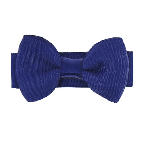 Détail de la texture en ruban gros-grain bleu et du nœud double épaisseur pour filles