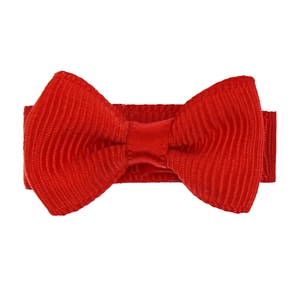 Détail d'un nœud en ruban gros-grain rouge avec texture pour accessoire de cheveux